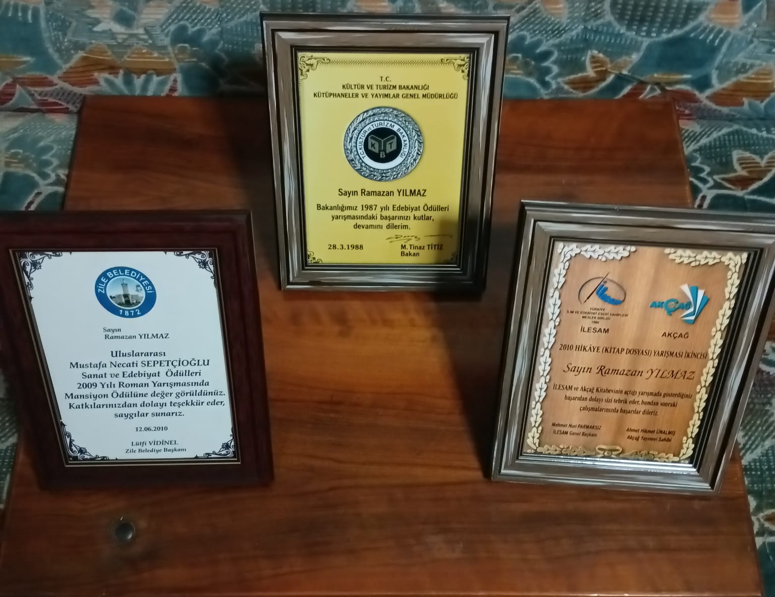 Yazarın edebiyat ödülleri: T.C. Kültür ve Turizm Bakanlığı 1987 Birincilik Ödülü, İLESAM-AKÇAĞ 2010 Hikâye Yarışması İkincilik Ödülü ve Uluslararası Mustafa Necati Sepetçioğlu Roman Yarışması Mansiyon Ödülü