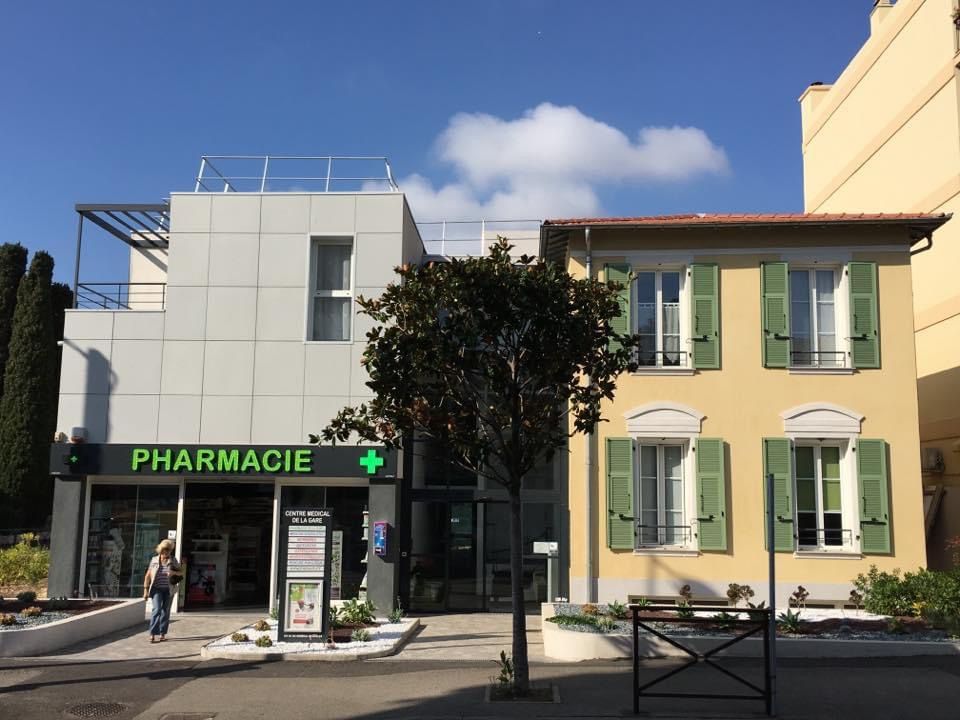 Pharmacie de la Gare parfumerie et cosmétique (détail)