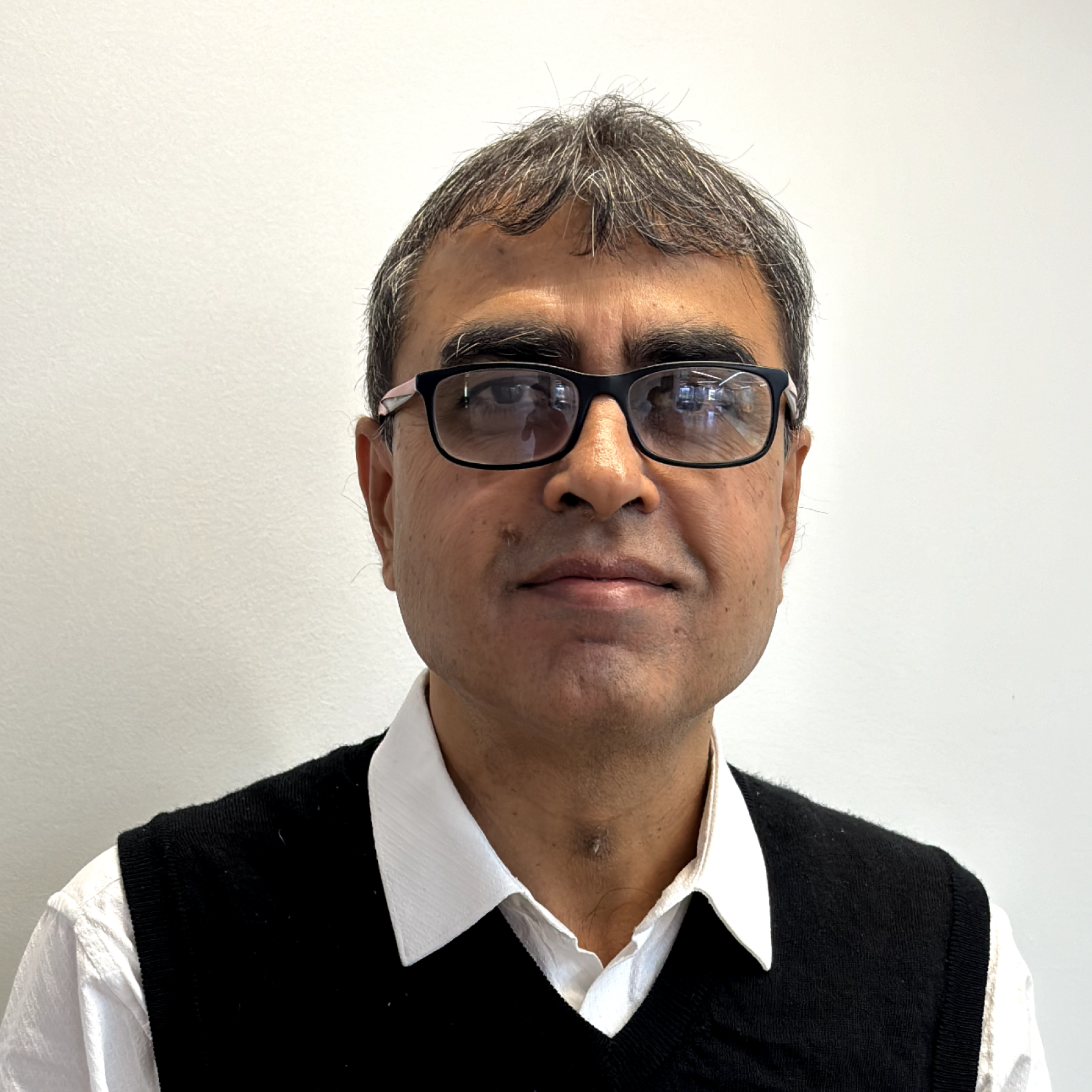 Portrait of Rajeev Pathak, co-founder and CEO of Hyperbots