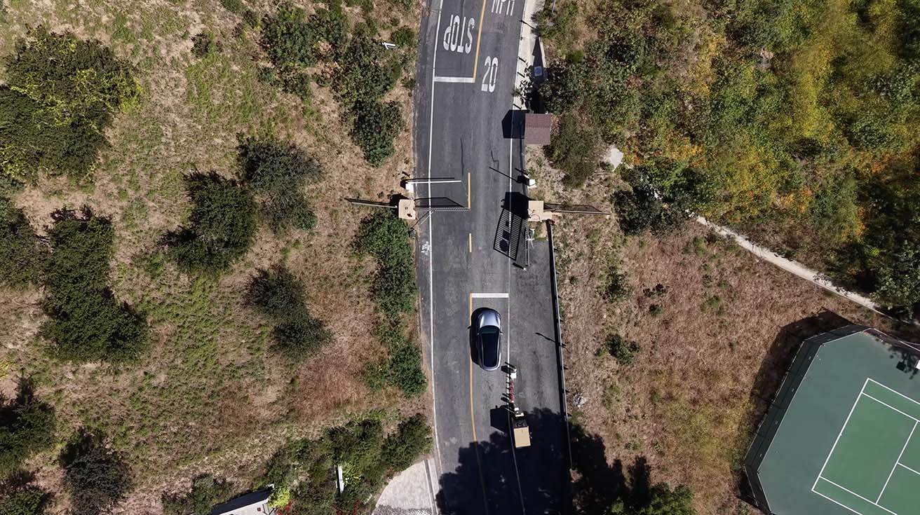 Dual gate checkpoint reveal