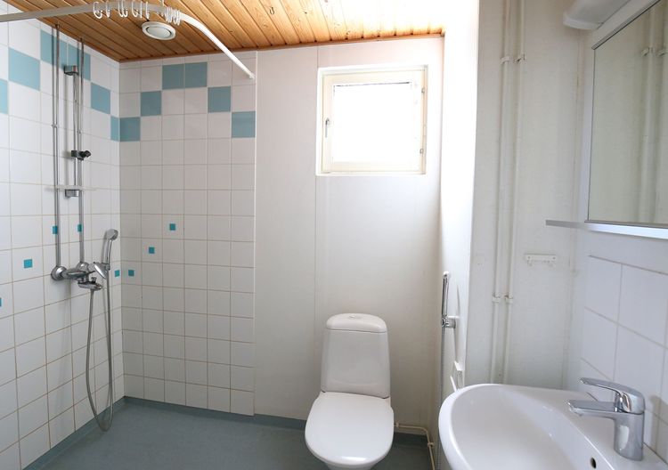 Kylpyhuone, kuvattu elokuussa 2024