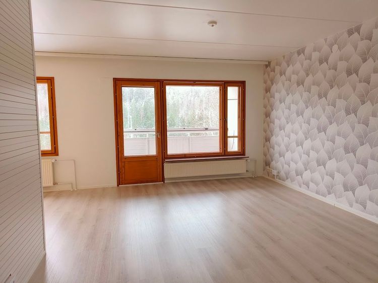 kuvattu 1/2026 olohuone, tapetteja poistetaan uuden asukkaan toiveiden mukaan