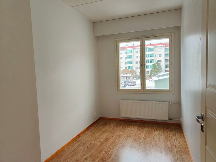 Toinen makuuhuone, kuvattu 3/2026