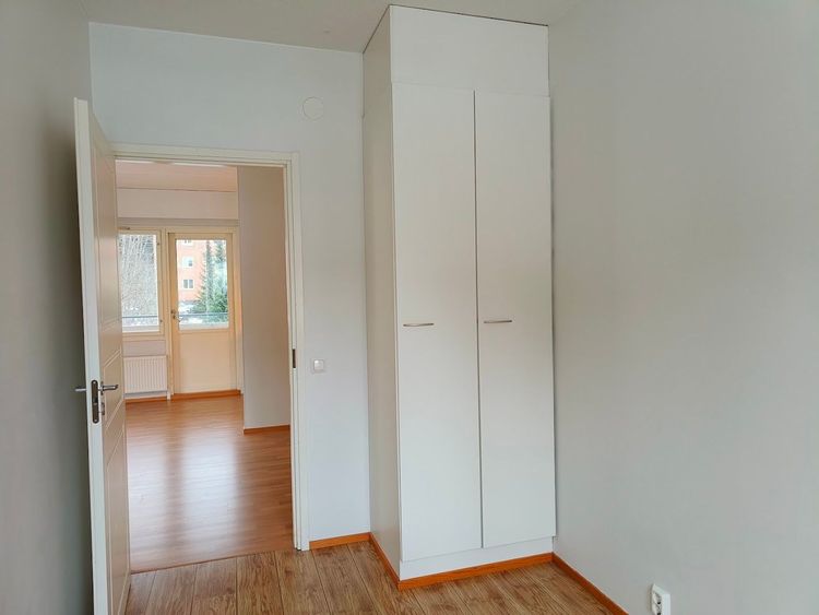 Toisen makuuhuoneen kaapistot, kuvattu 3/2026