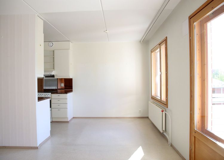 kuvauksen jälkeen asuntoon asennettu laminaatti ja tapetit poistettu