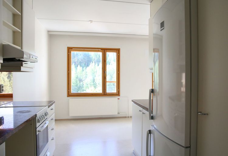 kuvauksen jälkeen asuntoon asennettu laminaatti