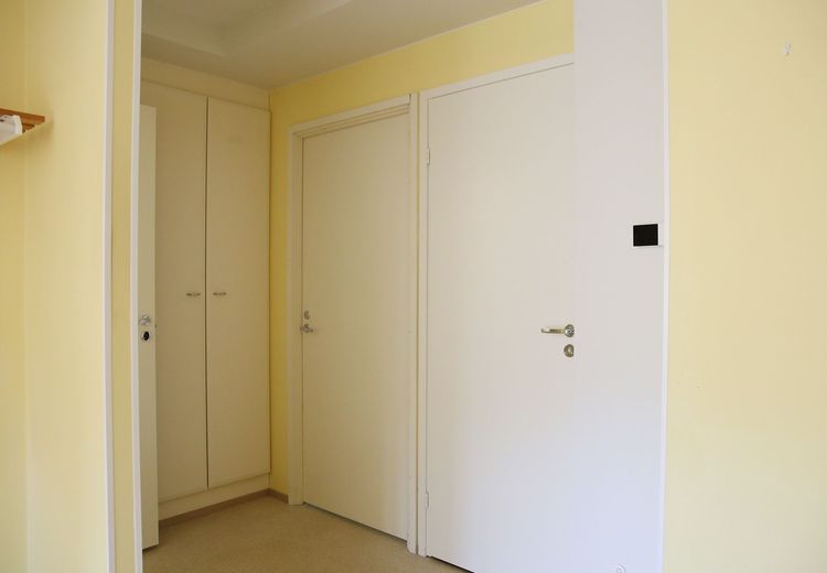 kuvauksen jälkeen asuntoon asennettu laminaatti