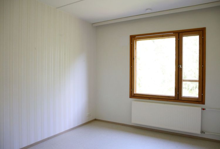 kuvauksen jälkeen asuntoon asennettu laminaatti ja tapetit poistettu