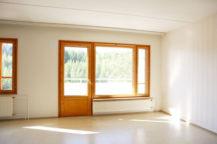 Kuvasta poiketen asunnossa on laminaattilattiat ja tapetti poistettu