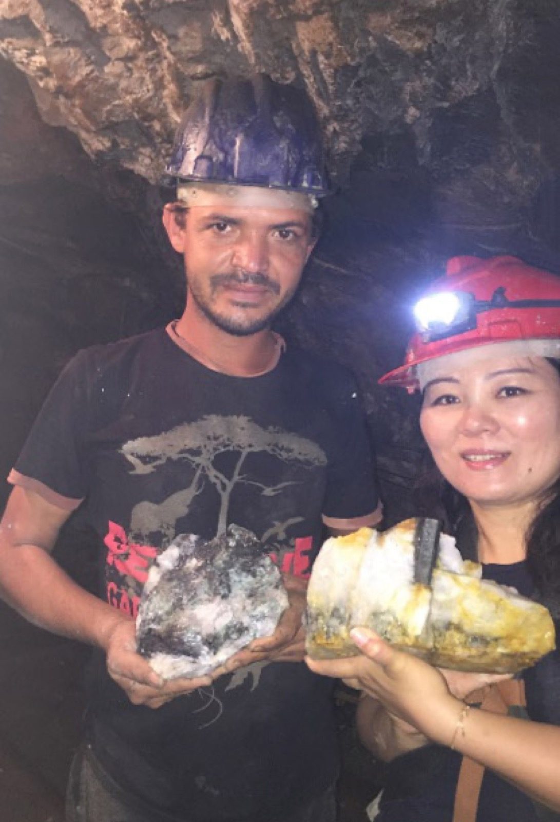 礦坑深處，礦工合力挖出夾帶結晶的石英脈原礫，色澤與內含物將決定它的下一步用途。