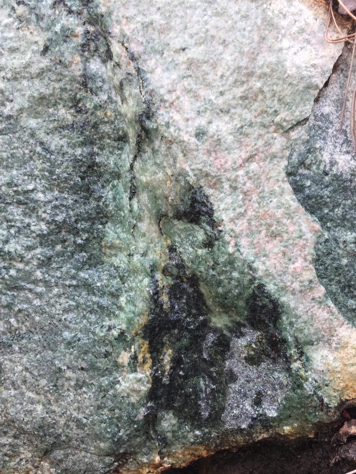 為了更深入了解瓜地馬拉翡翠礦區附近的地質環境，與開採出來翡翠的質量，經過來回多次地交涉，當地的礦主終於願意帶我們去礦區了！礦區位於瓜地馬拉市東北處距離市區6個小時車程，從柏油路、水泥路、碎石路開到黃土山路，車子只能開到礦主經營的果園、蘭花花…