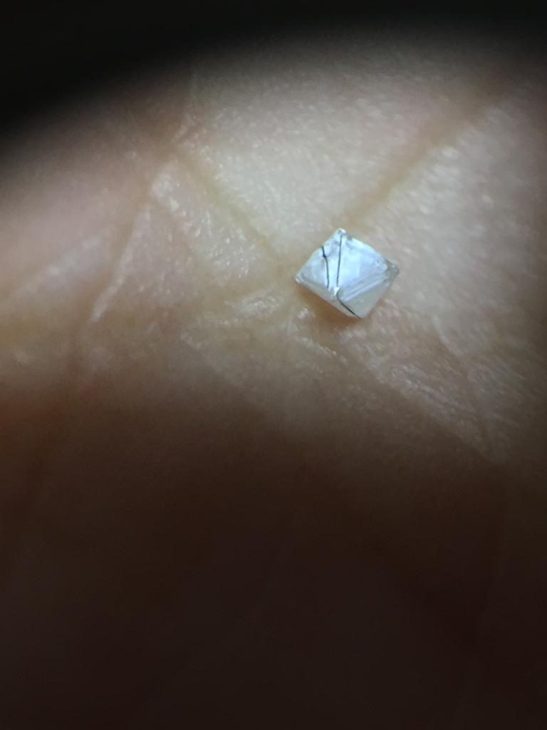 決定好切磨位置後，在鑽石原石上做雷射劃線標記。