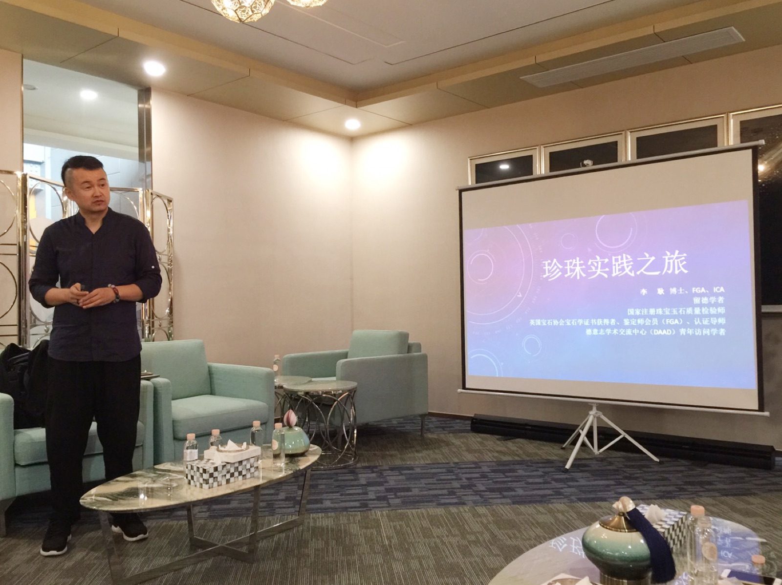 第二天前往【天使之淚珍珠文化體驗園】，上午由李耿博士講解珍珠優化處理工藝及其鑑別。下午體驗現場採蚌開蚌，在開蚌師的帶領下，每人在湖中取了一隻蚌進行現場開蚌。“喀嚓”一聲蚌殼開起的瞬間，每人臉上掩藏不住心中那份興奮與喜悅，每一粒取出來的珍珠，…