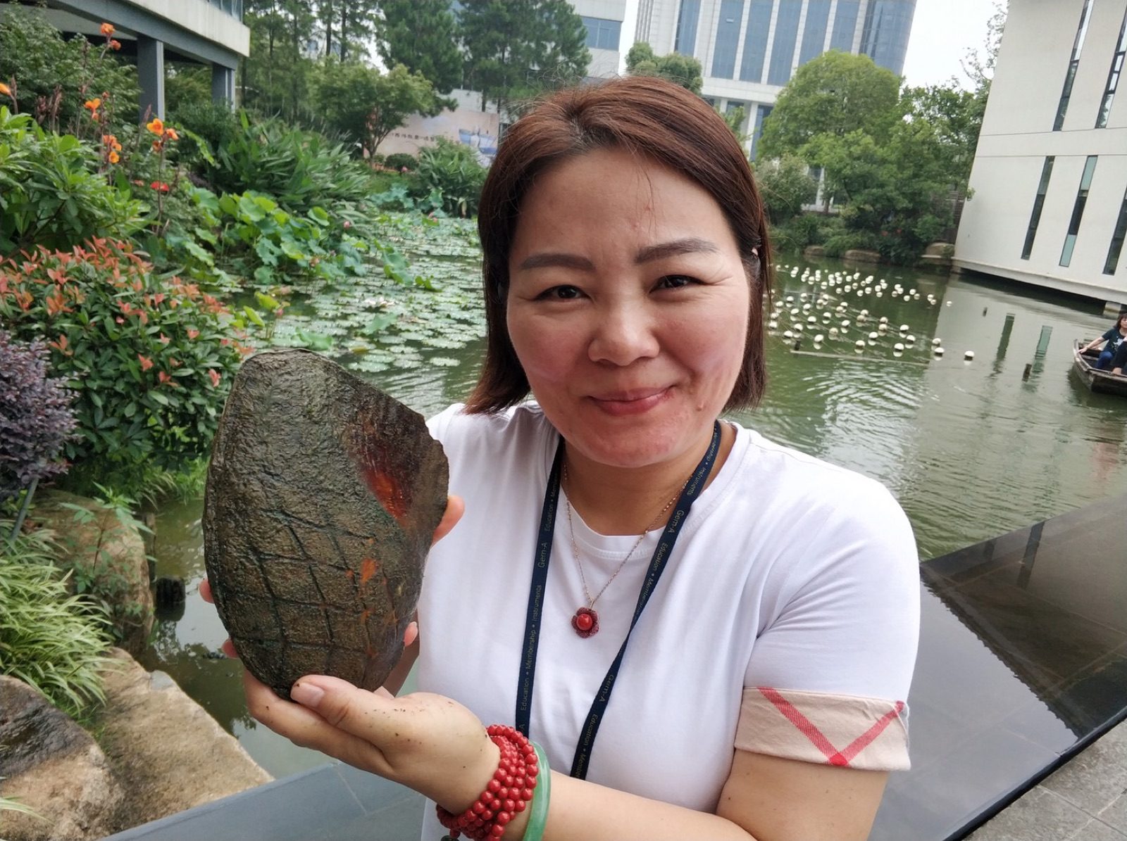 剛剛採的蚌殼，殼的外面還有網子壓出來的青苔