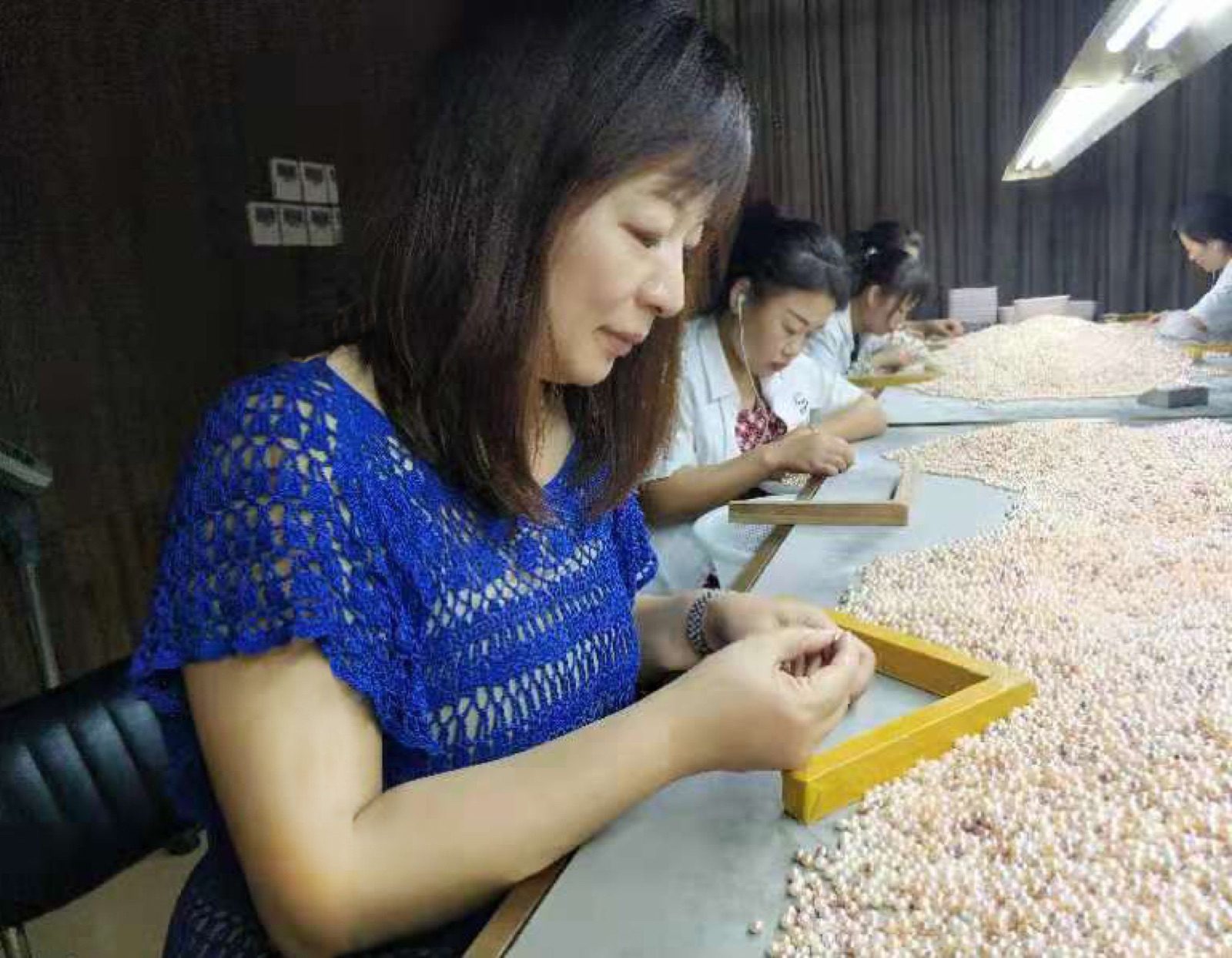 上午理論學習，下午體驗挑選珍珠的樂趣，為明天做準備
