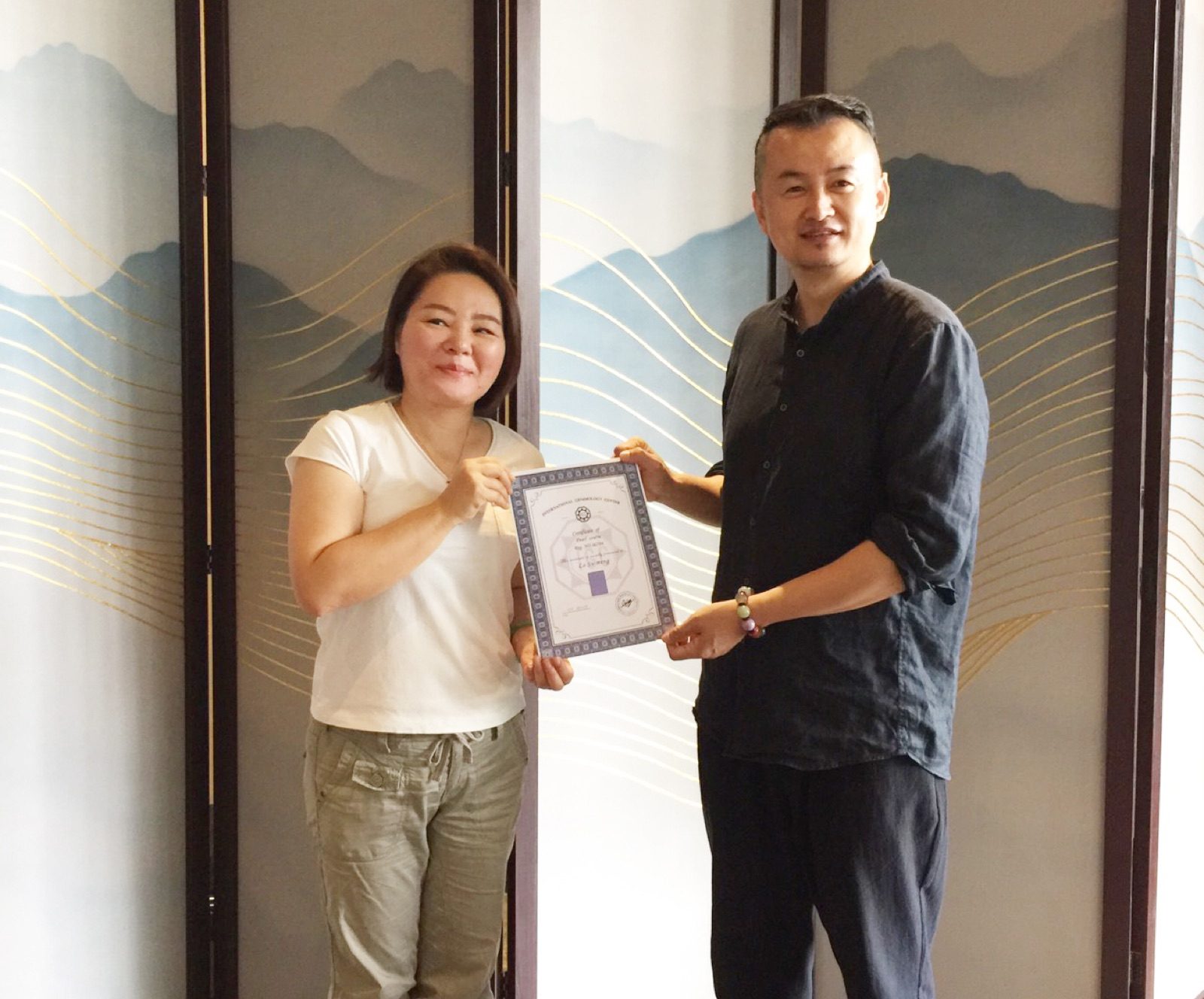 經市場實踐考核合格的學員，可獲International Gemmology Center(IGC)珍珠證書（Certificate of Pearl Course）