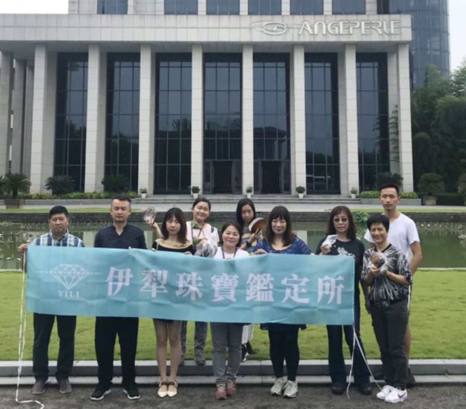 李耿博士從2001年開始研究珍珠等有機寶石，碩博士論文都以珍珠為主題進行研究。此次在4天3夜的珍珠之旅中，集結李耿博士十年的學術實戰精華，通過實地考察、現場教學，讓我們迅速學到珍珠的各種知識，讓這次「2019年海峽兩岸珍珠學習之旅」畫下完美…