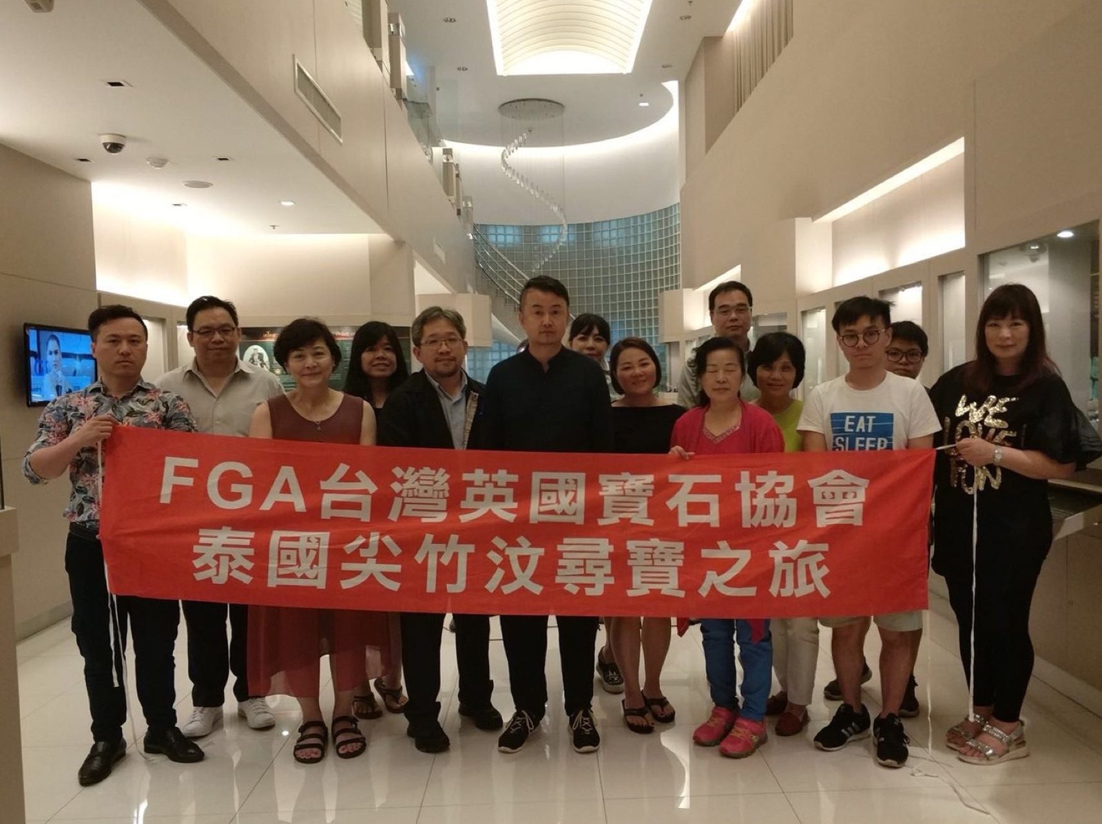 此次泰國尋寶之旅經過半年的聯繫與籌畫，感謝中國地質大學李耿博士從中牽線、布拉帕大學寶石學院主任Dr. Surin Inayos、GIT主任 Dr. Thanong以及協會的理監事們大力的幫忙協助，讓這次泰國尖竹汶尋寶之旅畫下完美的句點！明年…