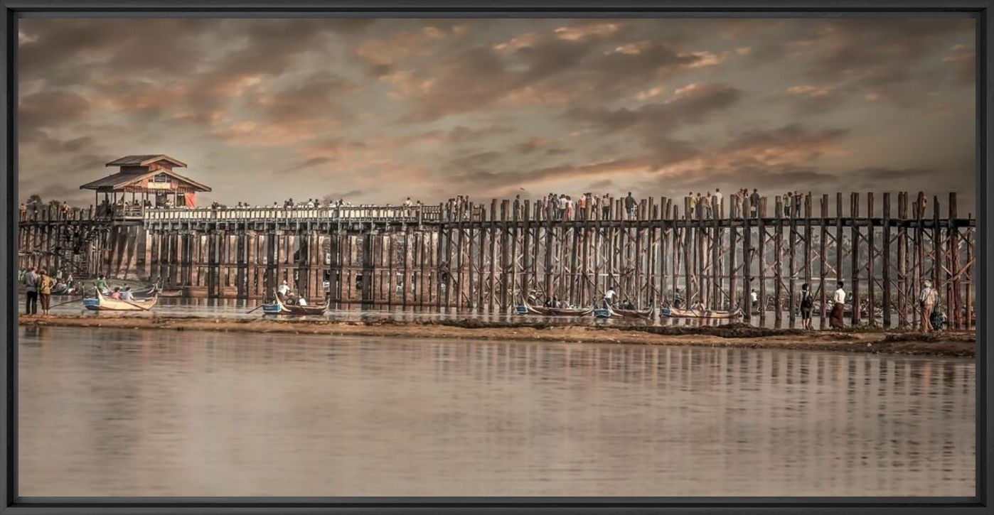 Kunstfoto THE LAST SUNSET FROM U-PAIN BRIDGE MANDALAY - ARTHUR FARACHE SAUVEGRAIN - Foto schilderij