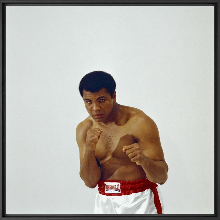 Photographie LOWELL RILEY MUHAMMAD ALI SHOWING HIS FISTS DOMINANT WHITE -  DE LA FUENTE COLLECTION - Tableau photo