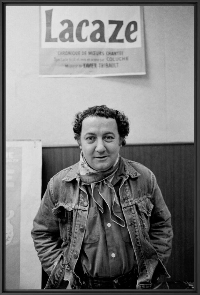 Fotografia Coluche devant l'affiche de son spectacle "Ginette Lacaze", 1977 -  GAMMA AGENCY - Pittura di immagini