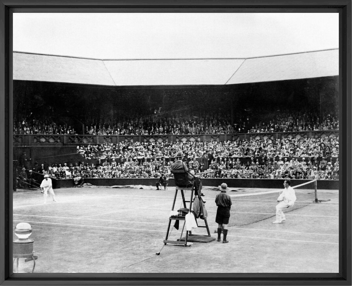 Fotografia Les joueurs de tennis français Henri Cochet et René Lacoste s'affrontent lors du tournoi de tennis de Wimbledon en 1928 -  GAMMA AGENCY - Pittura di immagini