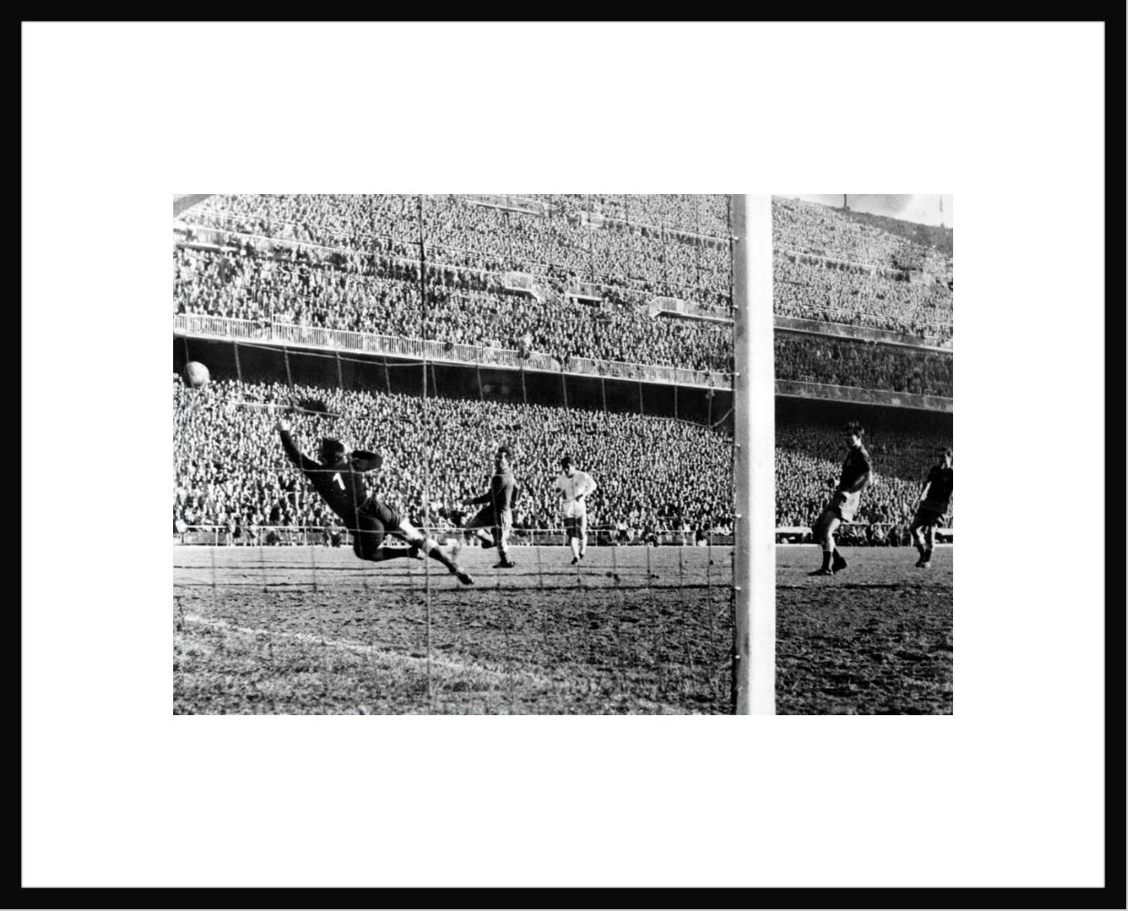 Photographie Match de football du Real Madrid contre le Partizan Belgrade Madrid 1955 -  GAMMA AGENCY - Tableau photo