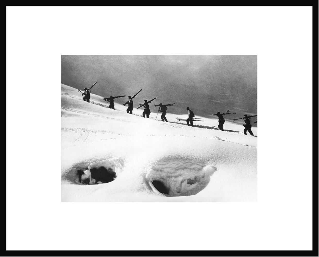 Photographie Skieurs en file indienne 1954 -  GAMMA AGENCY - Tableau photo