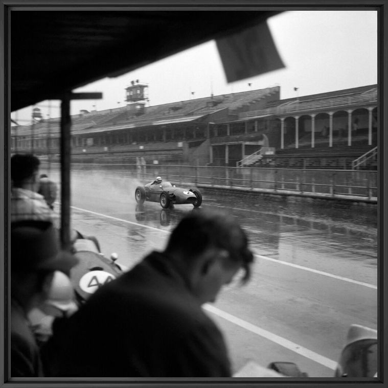 Kunstfoto Running in the Rain -  GRAND PRIX PHOTO - Foto schilderij