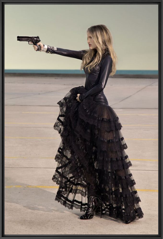 Fotografia Girl with gun - Jim Inwood - Pittura di immagini