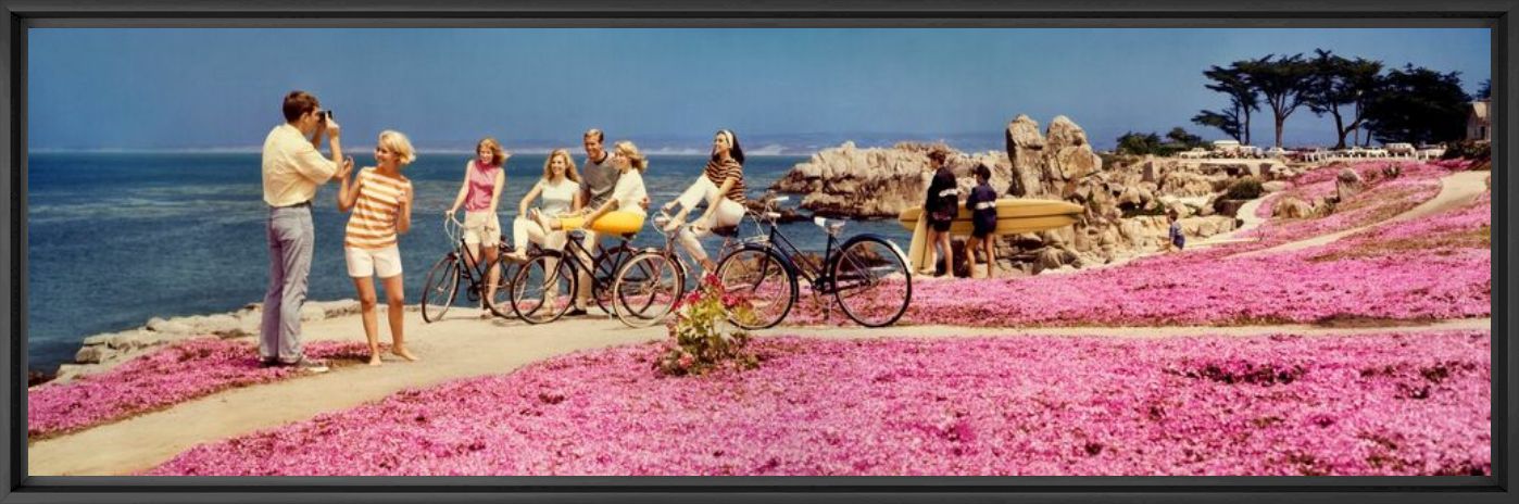 Fotografia TEENAGERS WITH BICYCLES 1968 - KODAK COLORAMA DISPLAY COLLECTION - PETER GALES - Pittura di immagini