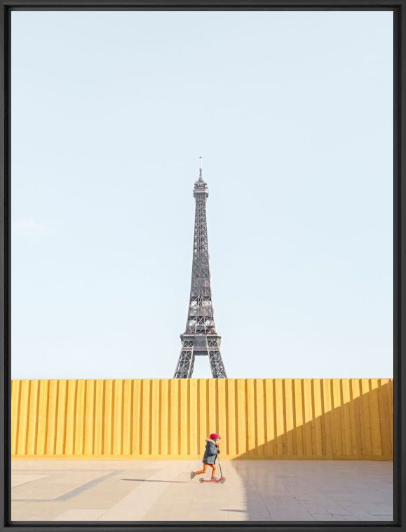 Kunstfoto Eiffel tower boy - Laura SANCHEZ - Foto schilderij