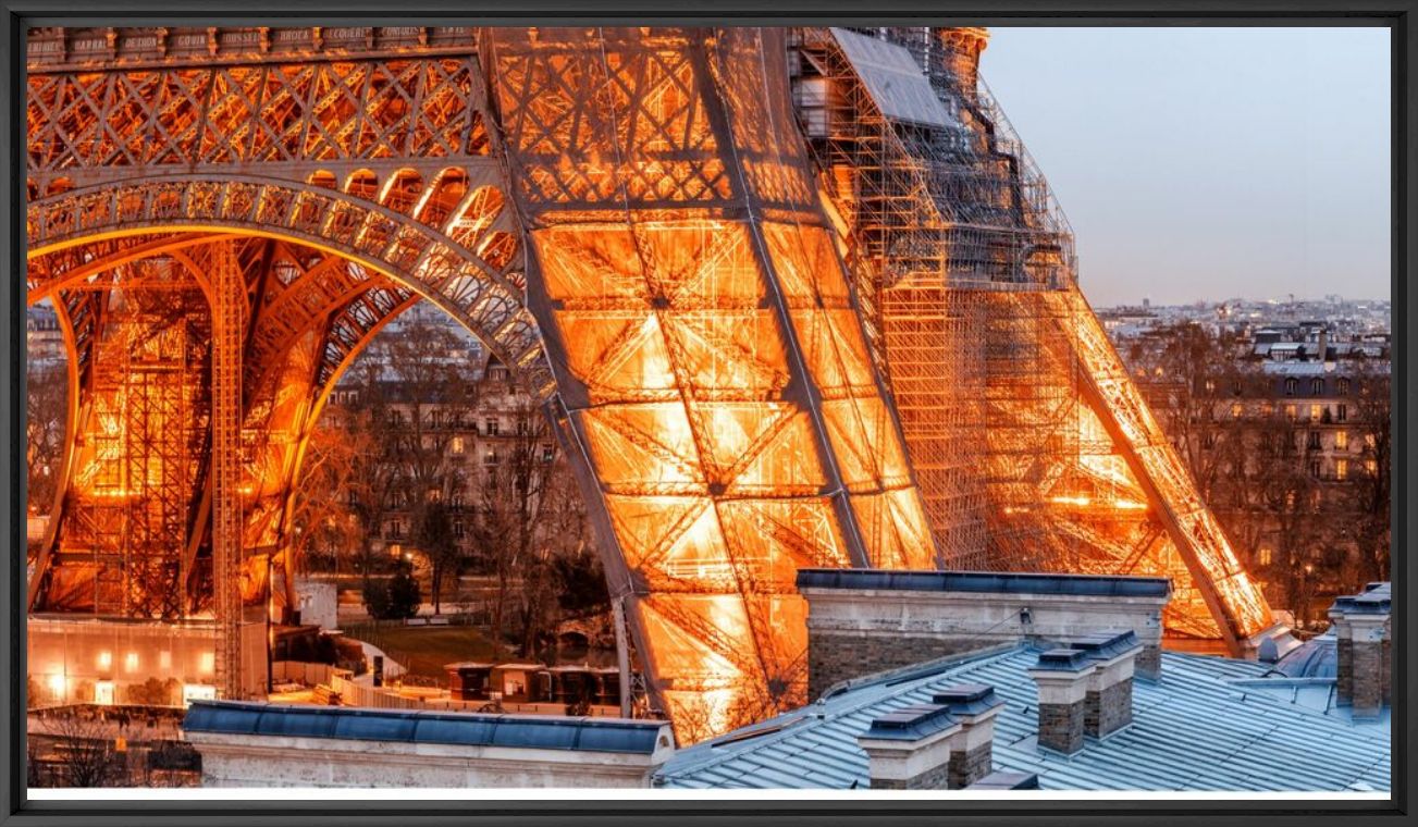Kunstfoto Aux Pieds de la Tour Eiffel - 2 -  LDKPHOTO - Foto schilderij