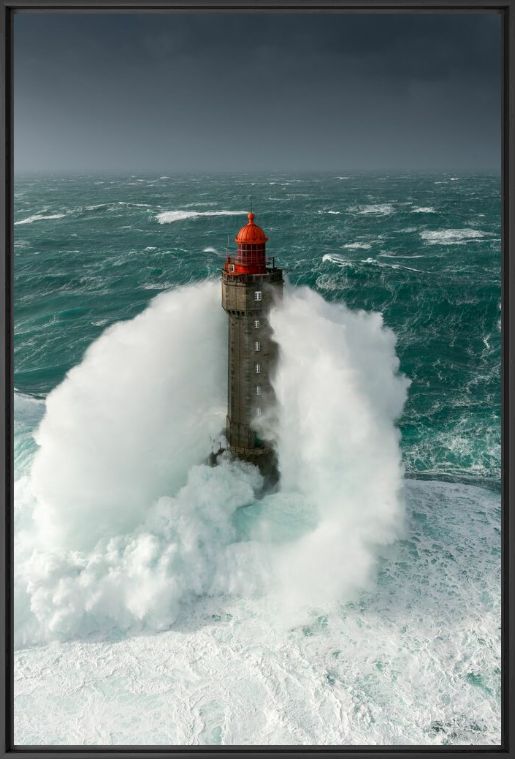 Fotografia VAGUE A L ASSAUT DU PHARE DE LA JUMENT ISOLE AU MILIEU DE L OCEAN - MATHIEU RIVRIN - Pittura di immagini