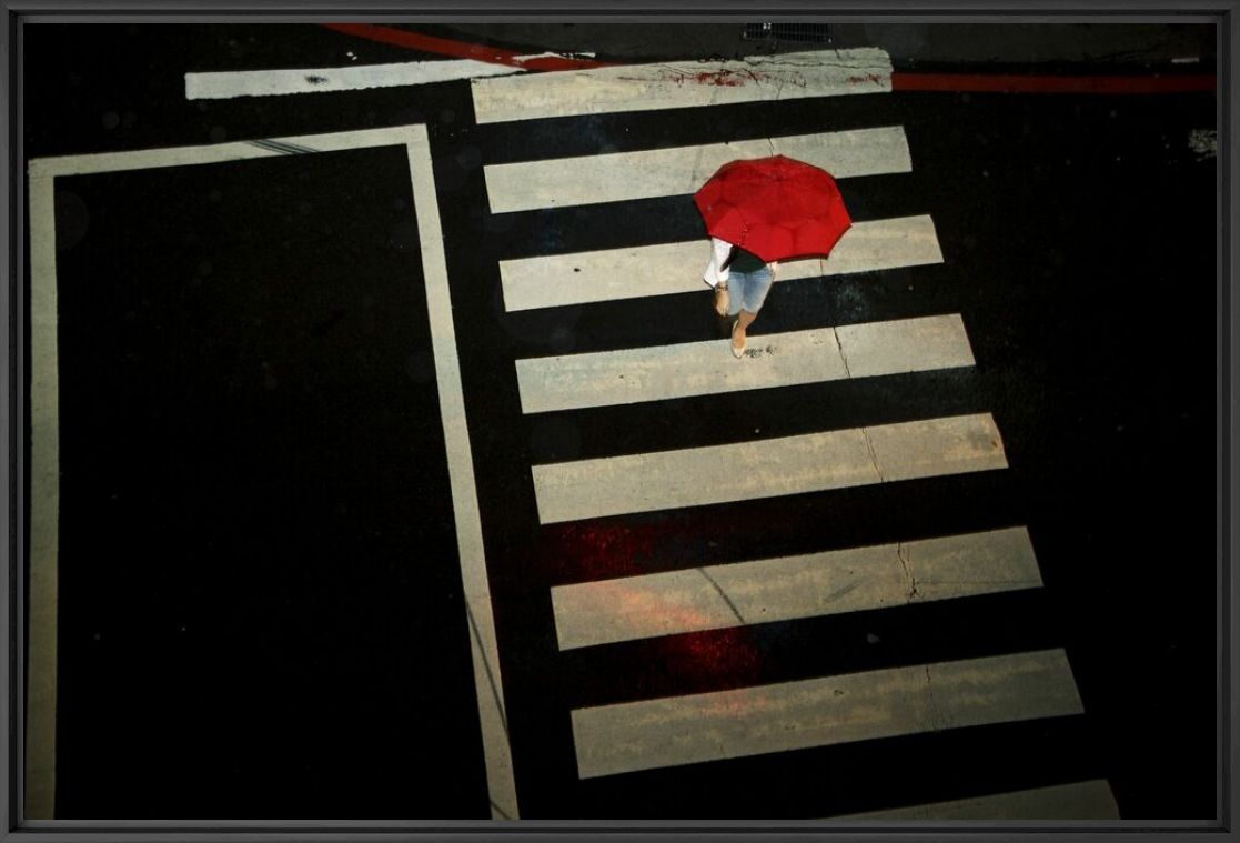 Kunstfoto La fille au parapluie rouge - MATTHIEU CASIMIRI - Foto schilderij