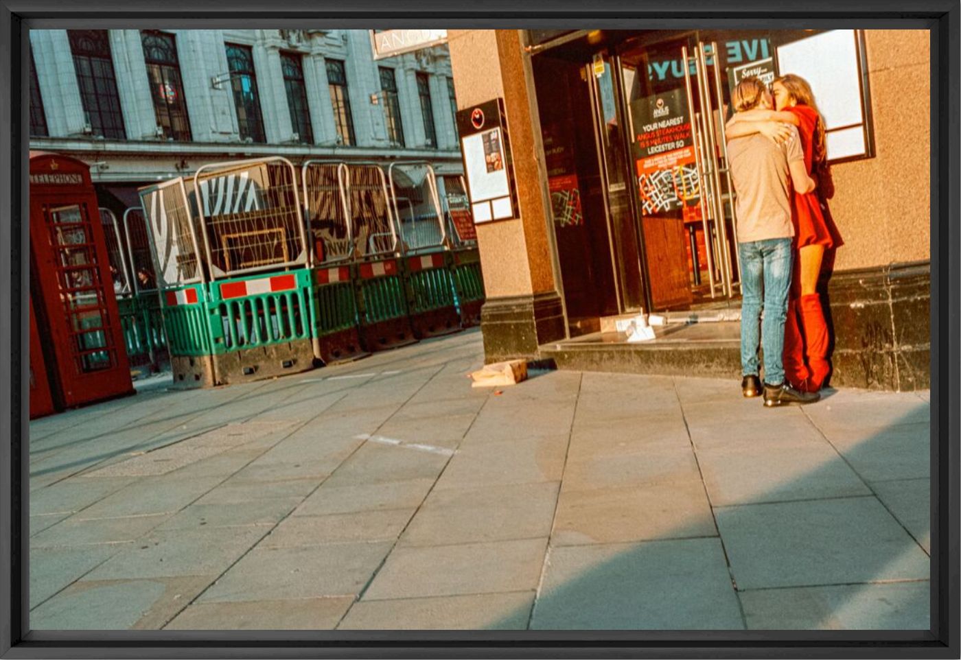 Photograph The kiss London 2021 - Tommaso Carrara - Picture painting