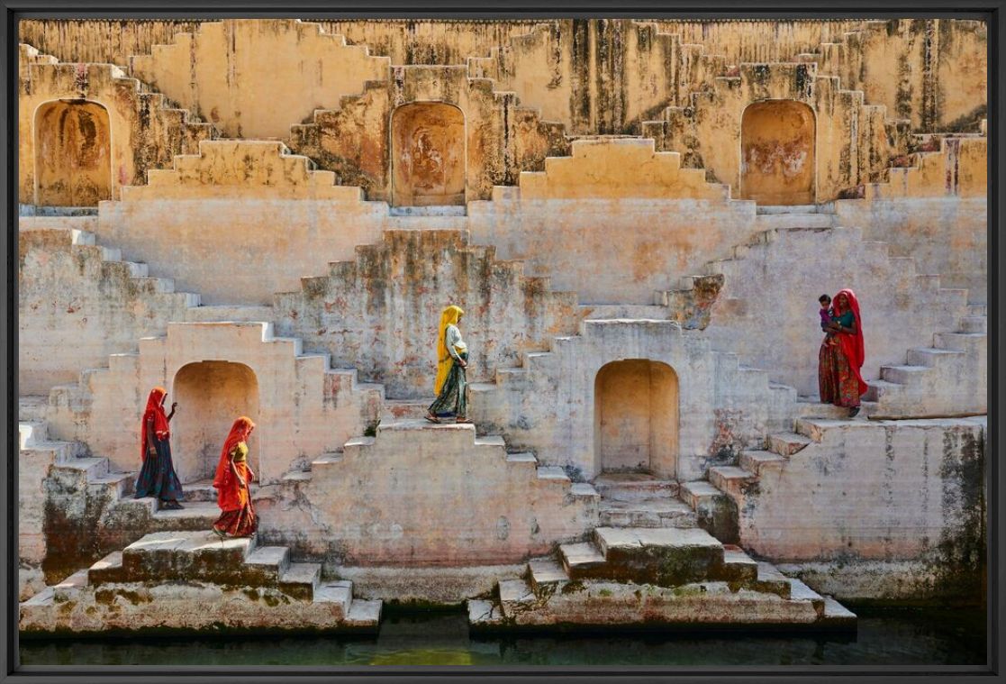 Kunstfoto WOMEN IN THE STAIRS 3 - TUUL ET BRUNO MORANDI - Foto schilderij