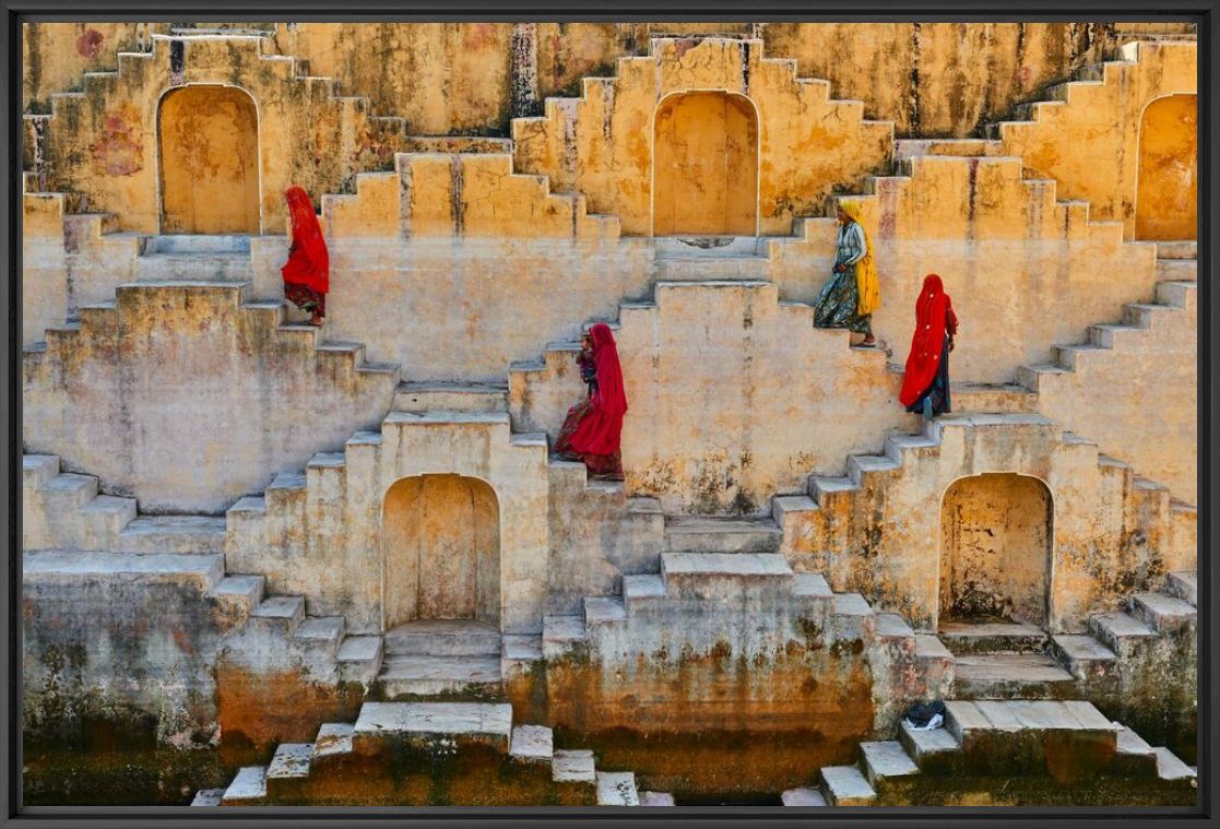 Photographie WOMEN IN THE STAIRS 5 - TUUL ET BRUNO MORANDI - Tableau photo