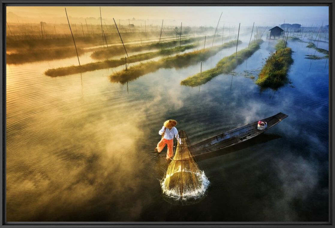 Kunstfoto Sun's Up, Nets Out - Zay Yar Lin - Foto schilderij