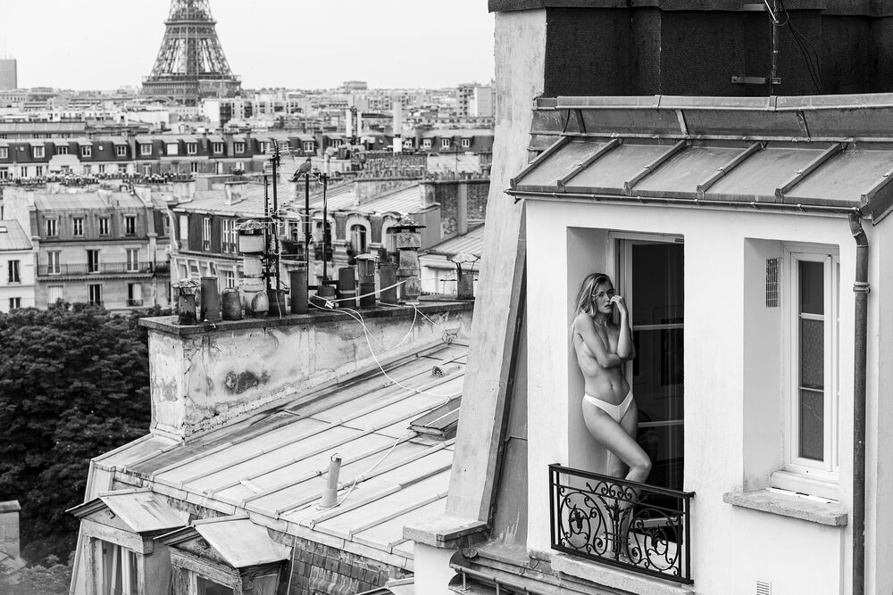 Kunstfoto Parisienne à la fenetre - Arthur Hubert Legrand - Foto schilderij