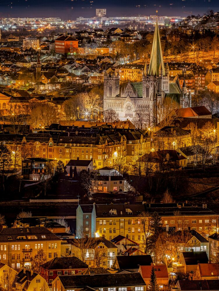Fotografie Golden Night Over Trondheim - AZIZ NASUTI - Bildermalerei