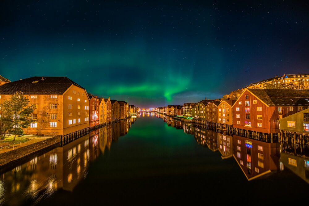 Kunstfoto Trondheim From Gamlebybro With Beautiful Northern Lights - AZIZ NASUTI - Foto schilderij