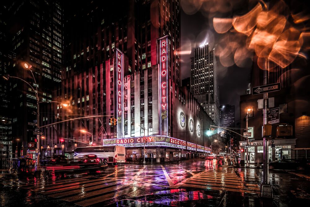 NYC Radio City Sign Manhattan, Manhattan, BERNHARD HARTMANN · Art  photographs · YellowKorner