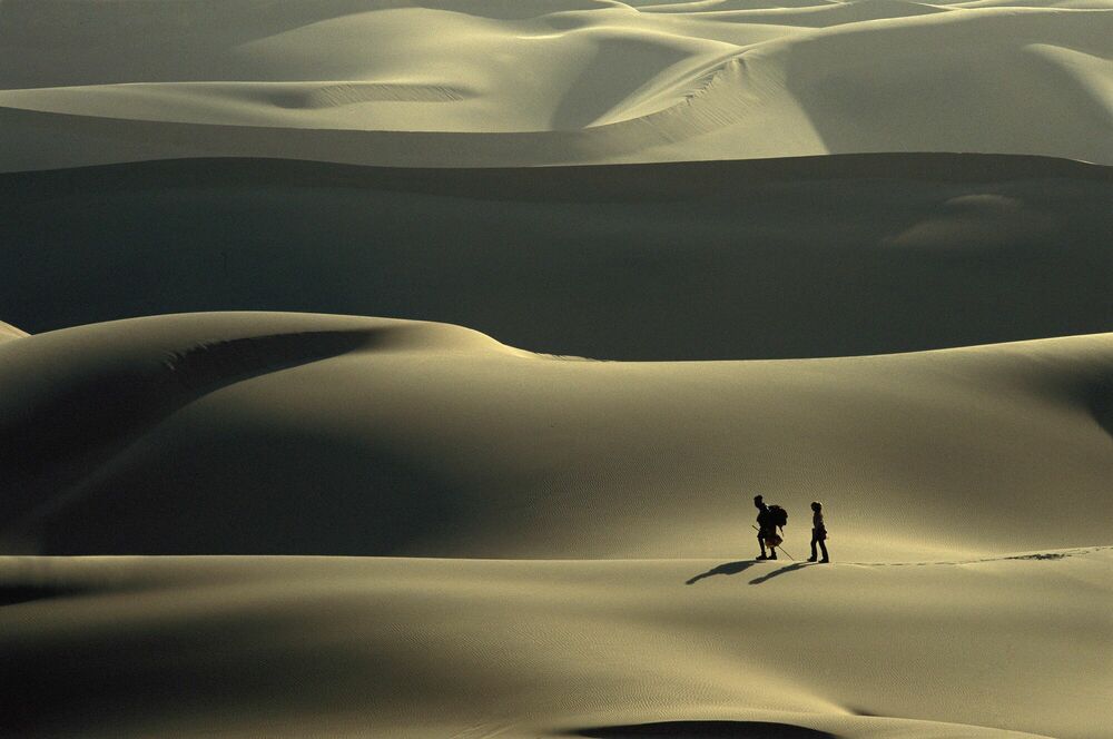 TRAVERSÉE DES DUNES, Desert, DEBRA KELLNER · Art photographs · YellowKorner