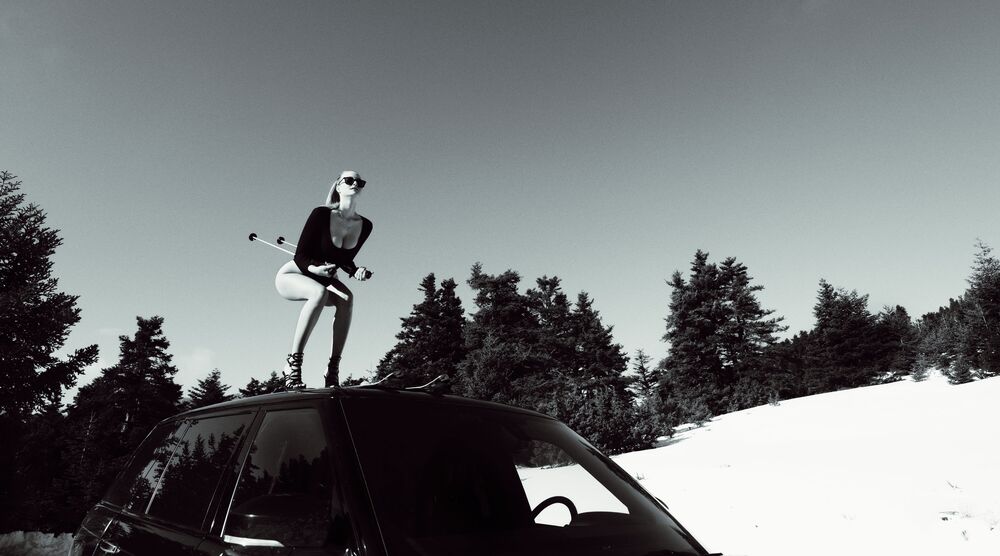 Fotografie Skiing against lifestyle  - Vassilis  Pitoulis - Bildermalerei