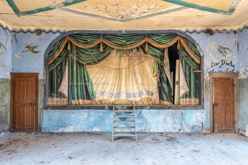 TWO DOORS CINEMA SHOW TWO DOORS CINEMA SHOW - FRANCIS MESLET - Photograph