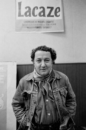 Coluche devant l'affiche de son spectacle "Ginette Lacaze", 1977 -  GAMMA AGENCY - Fotografía