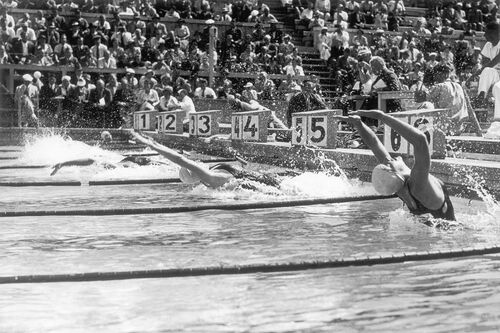 Epreuve de natation féminine du 100m dos aux Jeux Olympiques de Berlin le 11 août 1936 -  GAMMA AGENCY - Photographie
