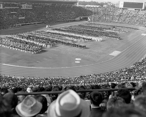 Le stade olympique de Tokyo pendant la cérémonie d'ouverture des Jeux Olympiques le 10 octobre 1964 -  GAMMA AGENCY - Photographie