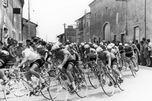 Peloton du Tour de France traversant Autreville 1968 -  GAMMA AGENCY - Photographie